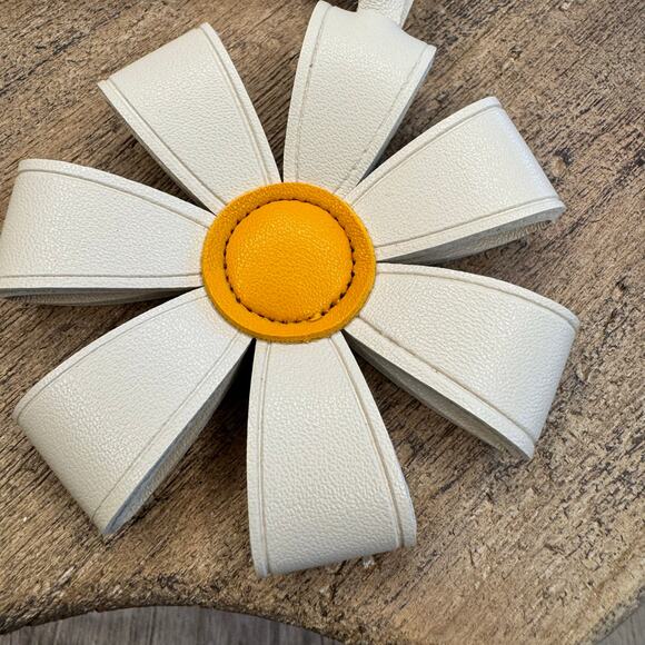White Daisy Bag Charm Flower Purse Flair Keychain NEW FAST SHIP Flower Accessory - Picture 4 of 6